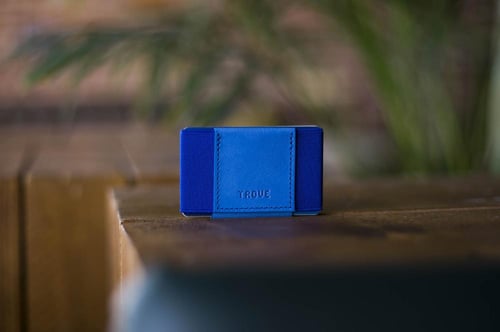 محفظة بطاقات باللون الأزرق كامل من تروف