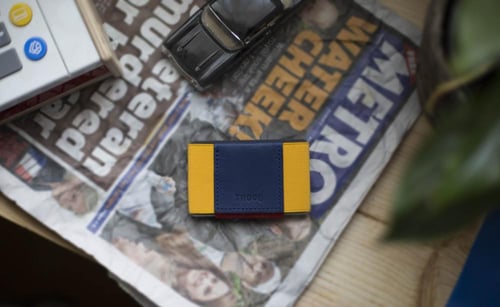 محفظة بطاقات باللون الاصفر و الأزرق من تروف