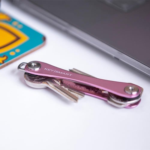 منظم مفاتيح ذكي باللون الوردي