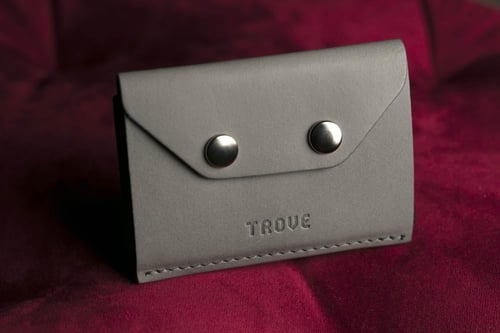 محفظة بطاقات الإصدار الثالث باللون الرصاصي و الأسو...