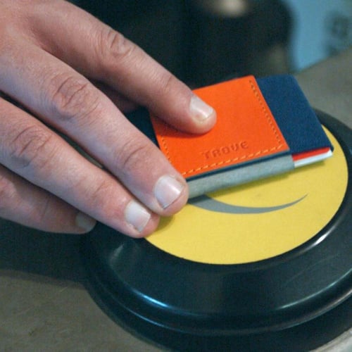 محفظة بطاقات باللون الأزرق و البرتقالي من تروف