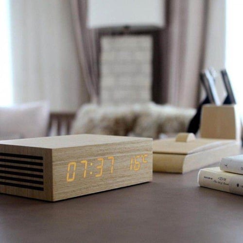 سبيكر بلوتوث ومنبه وشاحن لاسلكي باللون الخشبي من ه...