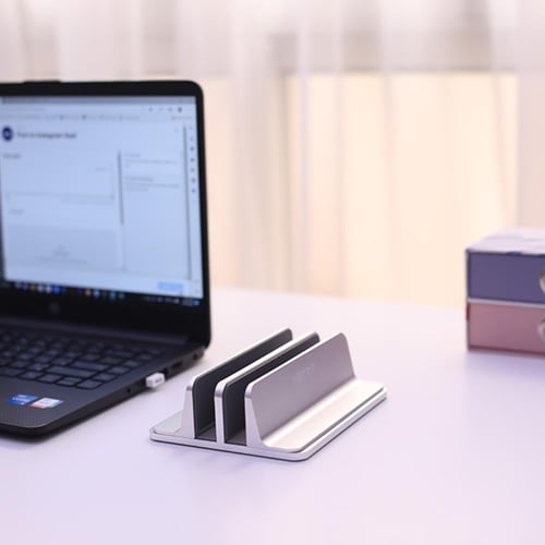 ستاند عامودي للابتوب باللون الفضي من نيتزي