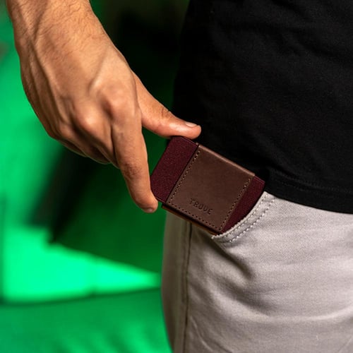 محفظة بطاقات باللون البني و العنابي من تروف