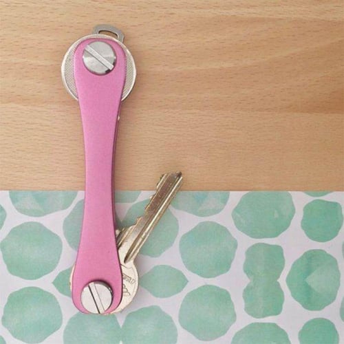 منظم مفاتيح ذكي باللون الوردي