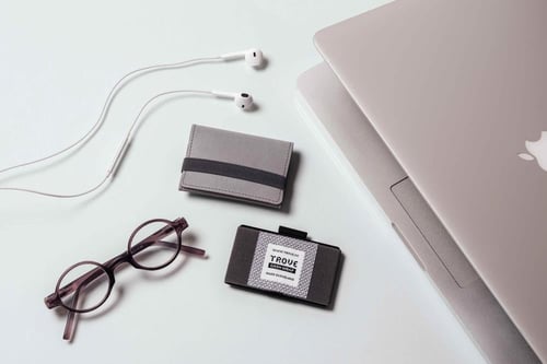 محفظة كاش راب بطاقات باللون الأحمر من تروف