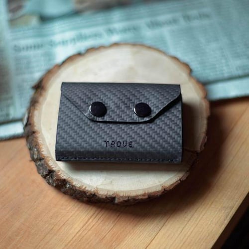 محفظة بطاقات الإصدار الثالث باللون الفايبر و الأسو...