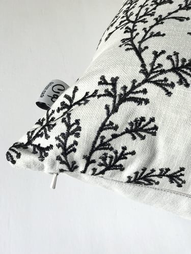 غطاء وسادة ميرميد تطريز أسود