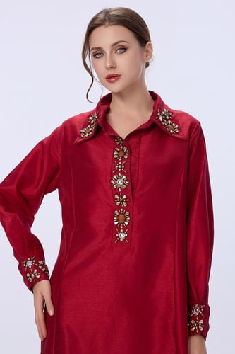 فستان ستان احمر مزين بالكريستال