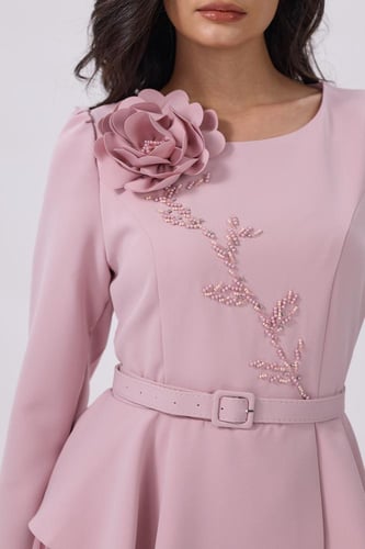 فستان وردي بتصميم بليسيه أنيق للمناسبات