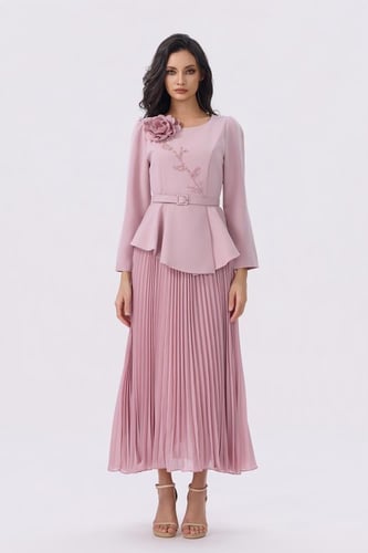 فستان وردي بتصميم بليسيه أنيق للمناسبات