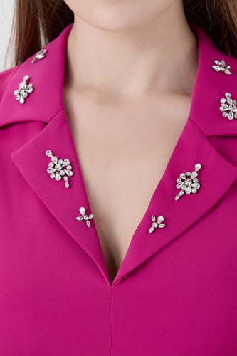 فستان فوشي بياقة مميزة