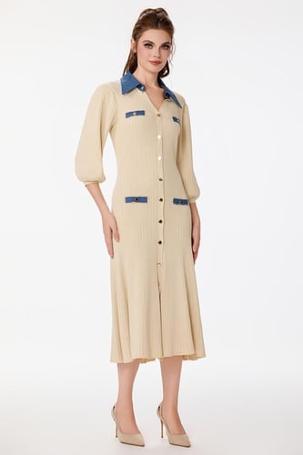 فستان صوف بيج بياقة جينز