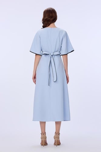 فستان كلوش مع وردة