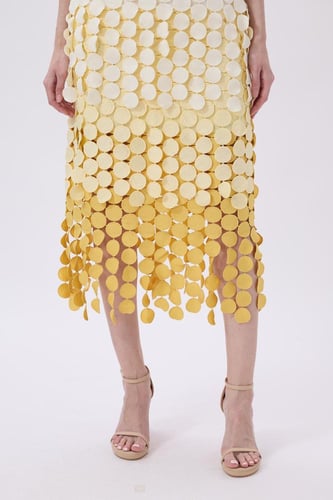 فستان أصفر ميدي بتصميم بارز