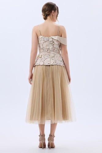 فستان غيبور مع تول