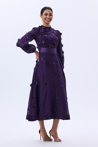 فستان بنفسجي مزين بالورود