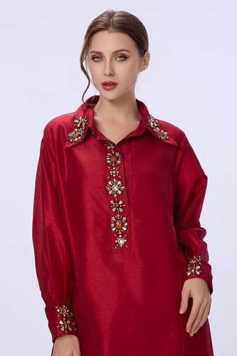 فستان ستان احمر مزين بالكريستال