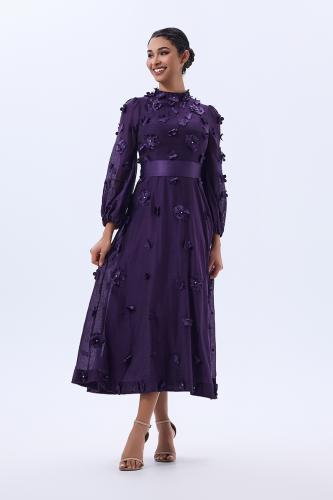 فستان بنفسجي مزين بالورود