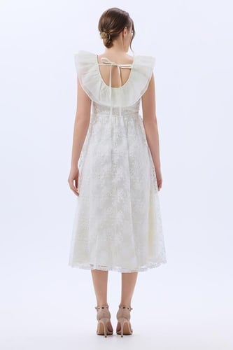 فستان تول مطرز مع ياقة كشكش