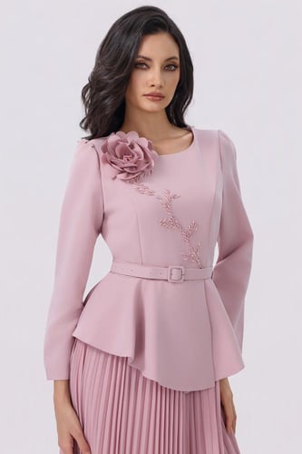 فستان وردي بتصميم بليسيه أنيق للمناسبات