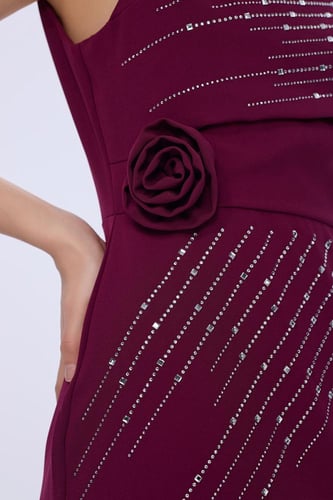 فستان كريب عنابي مع كريستال