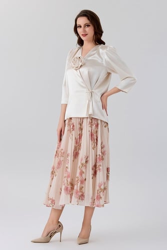 بلوزة ستان مع ورود