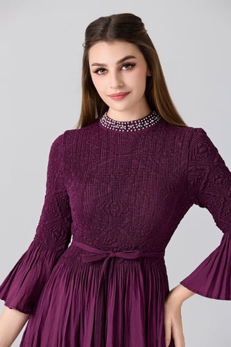 فستان شيفون عنابي بياقة من الؤلؤ