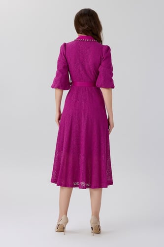 فستان دانتيل مع اكسسوار كريستال