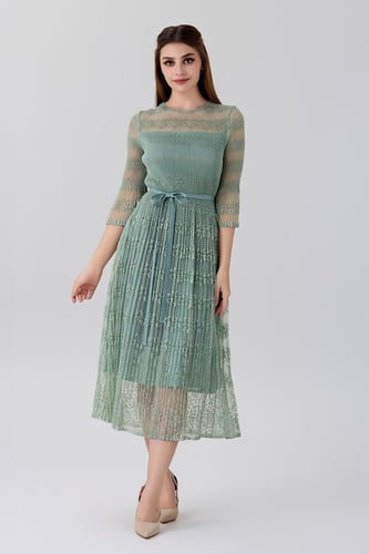 فستان دانتيل اخضر بنقوش مميزة