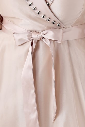 فستان بيج غامق بياقة مميزة