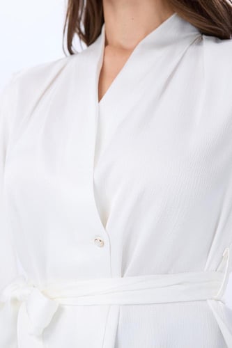 بلوزة اوف وايت بحزام على الخصر