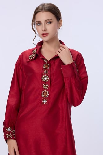 فستان ستان احمر مزين بالكريستال