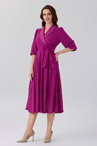 فستان دانتيل مع اكسسوار كريستال