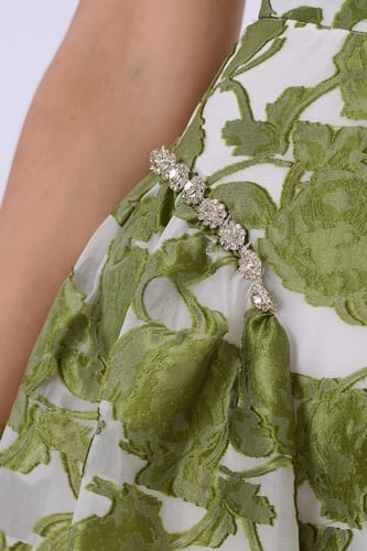 فستان جاكار أخضر و أوف وايت مرصع بالكريستال