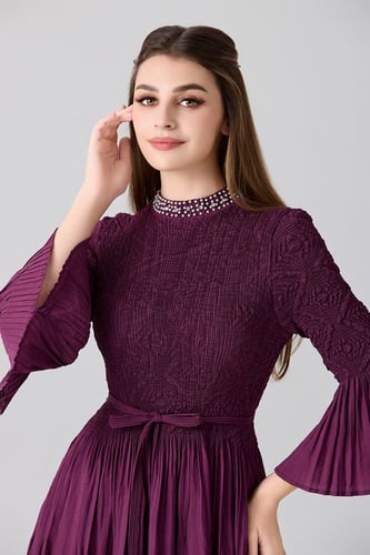 فستان شيفون عنابي بياقة من الؤلؤ