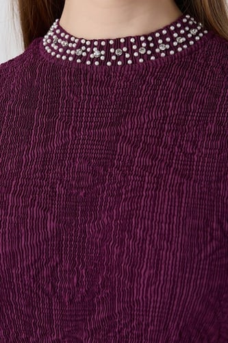 فستان شيفون عنابي بياقة من الؤلؤ