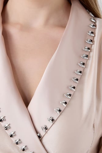 فستان بيج غامق بياقة مميزة