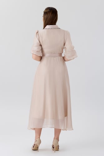 فستان بيج غامق بياقة مميزة