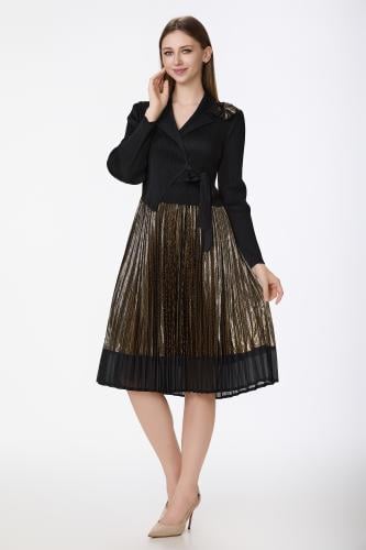 فستان أسود بليسيه مع توب محبوك ولمسة ذهبية