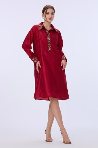 فستان ستان احمر مزين بالكريستال