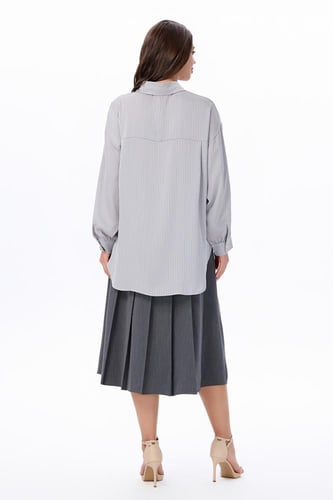 بلوزة رصاصي بتصميم كلاسيكي