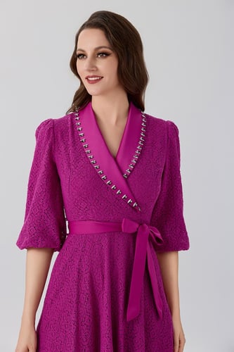 فستان دانتيل مع اكسسوار كريستال