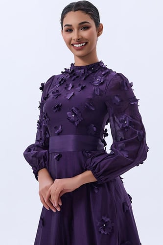 فستان بنفسجي مزين بالورود