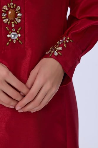 فستان ستان احمر مزين بالكريستال