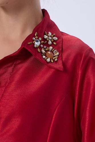 فستان ستان احمر مزين بالكريستال