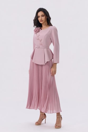 فستان وردي بتصميم بليسيه أنيق للمناسبات