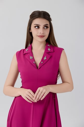 فستان فوشي بياقة مميزة