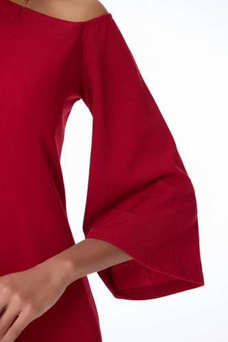 فستان كريب احمر بكتف روماني