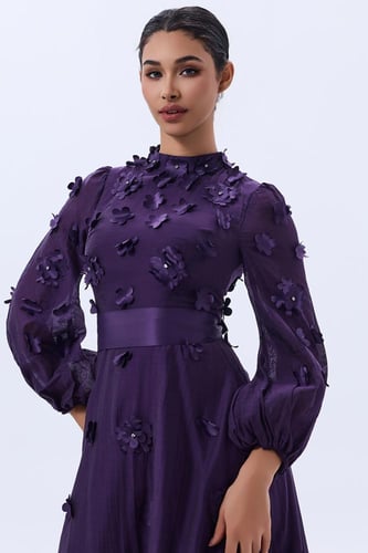 فستان بنفسجي مزين بالورود